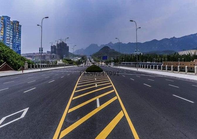 鎮(zhèn)江道路劃線，鎮(zhèn)江道路劃線施工單位？飛揚(yáng)市政專業(yè)可靠！